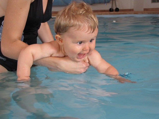 naučit nemluvně plavat