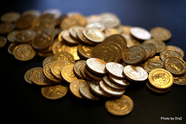 hromádka drobných zlatých mincí