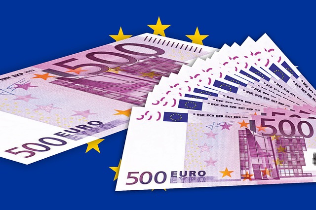 vějíř euro bankovek na modrém pozadí