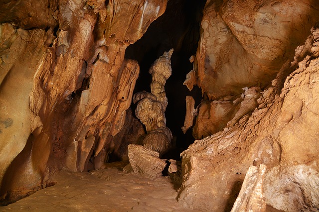 jeskynní labyrint s krápníkovou výzdobou
