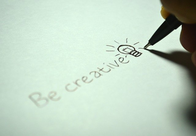 nápis buďte kreativní